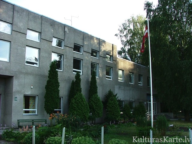 Skolas ēka