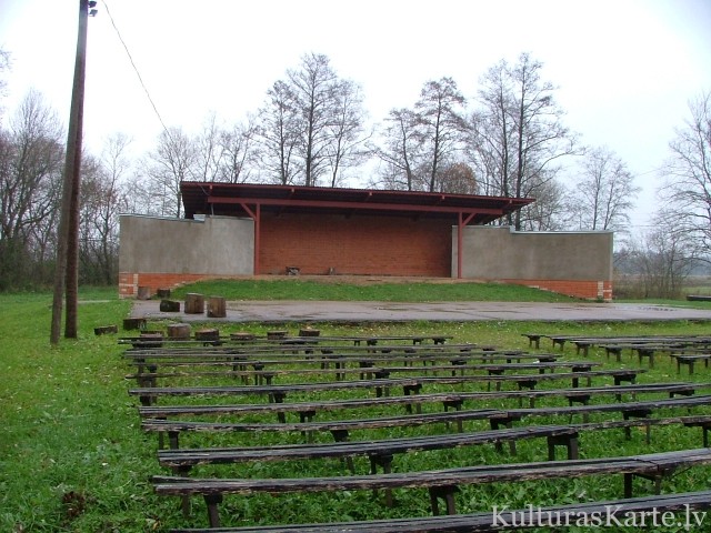 Estrāde